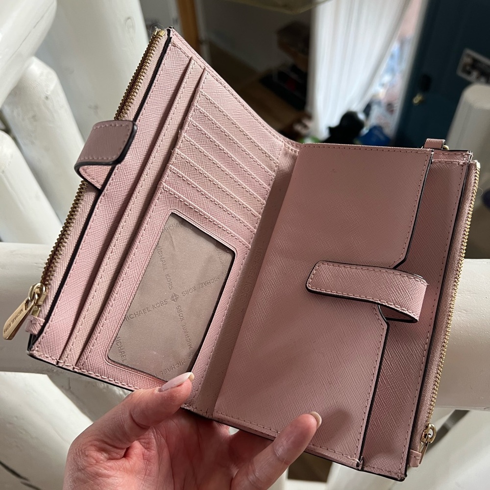 Michael Kors leather smartphone wallet - Picture 3 of 16